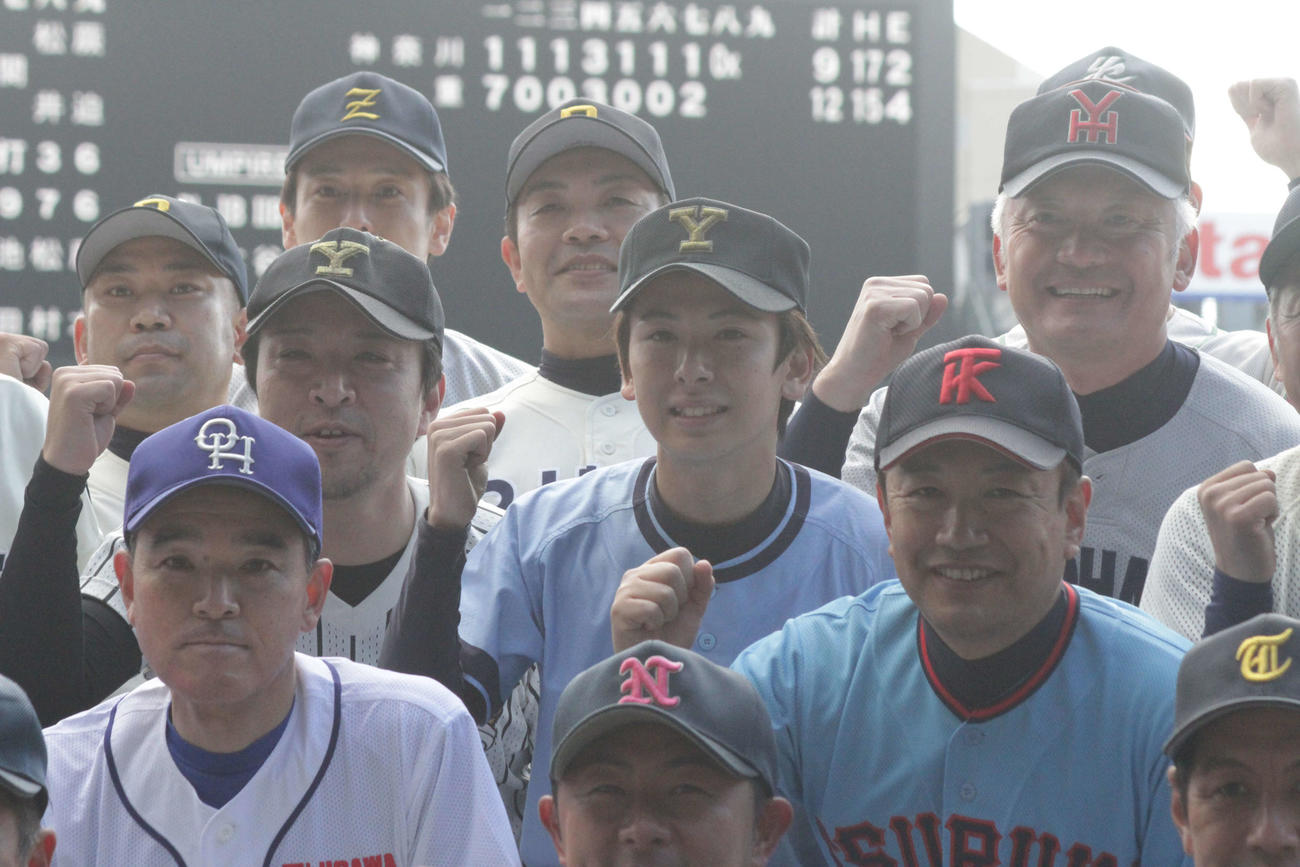 マスターズ甲子園に出場した神奈川県選抜の田口凌さん（中央「Y」の帽子の左から2人目）は試合後、記念写真に収まった