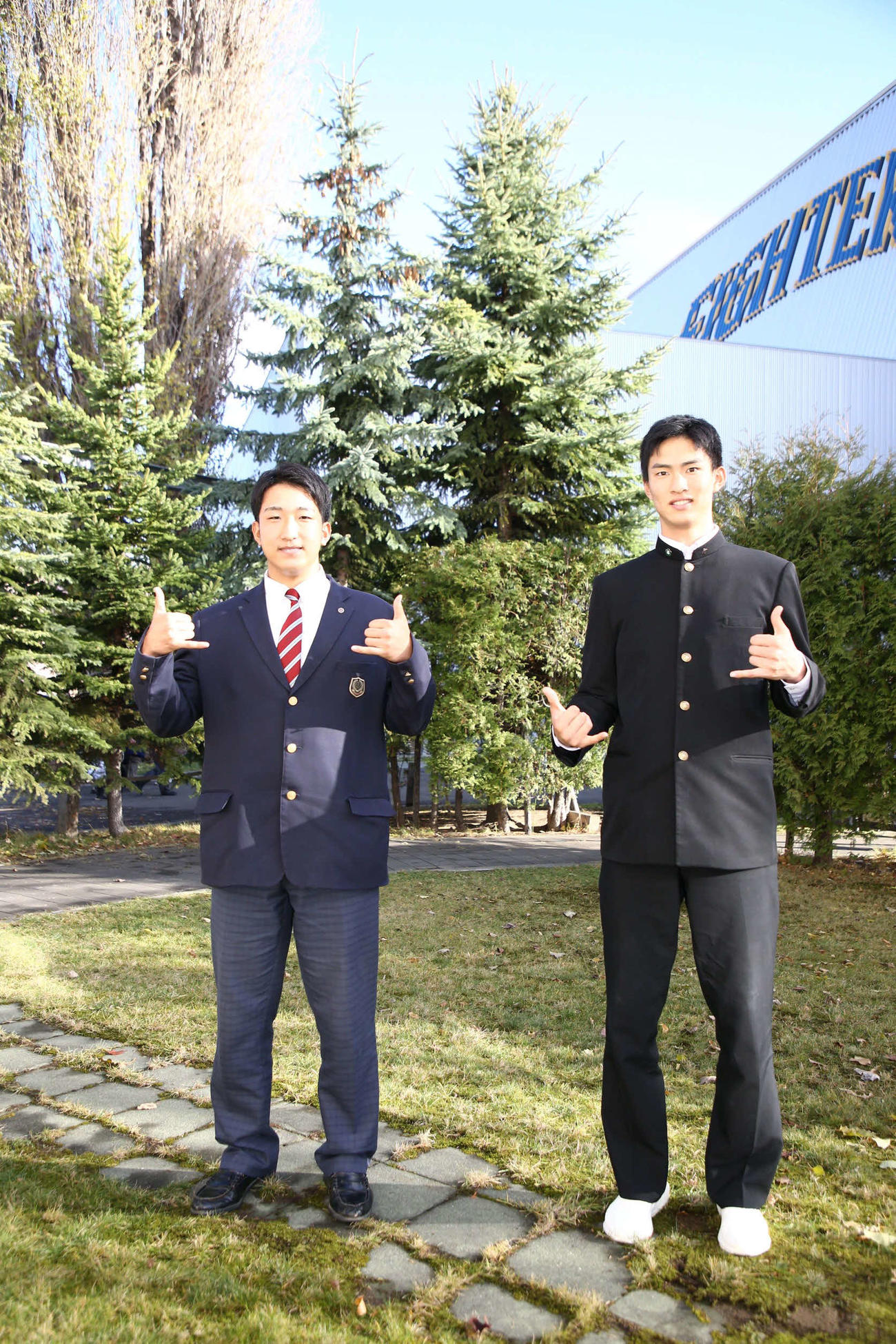 施設見学をおこないビッグボスポーズをする千葉学芸・有薗（左）と天理・達（代表撮影）
