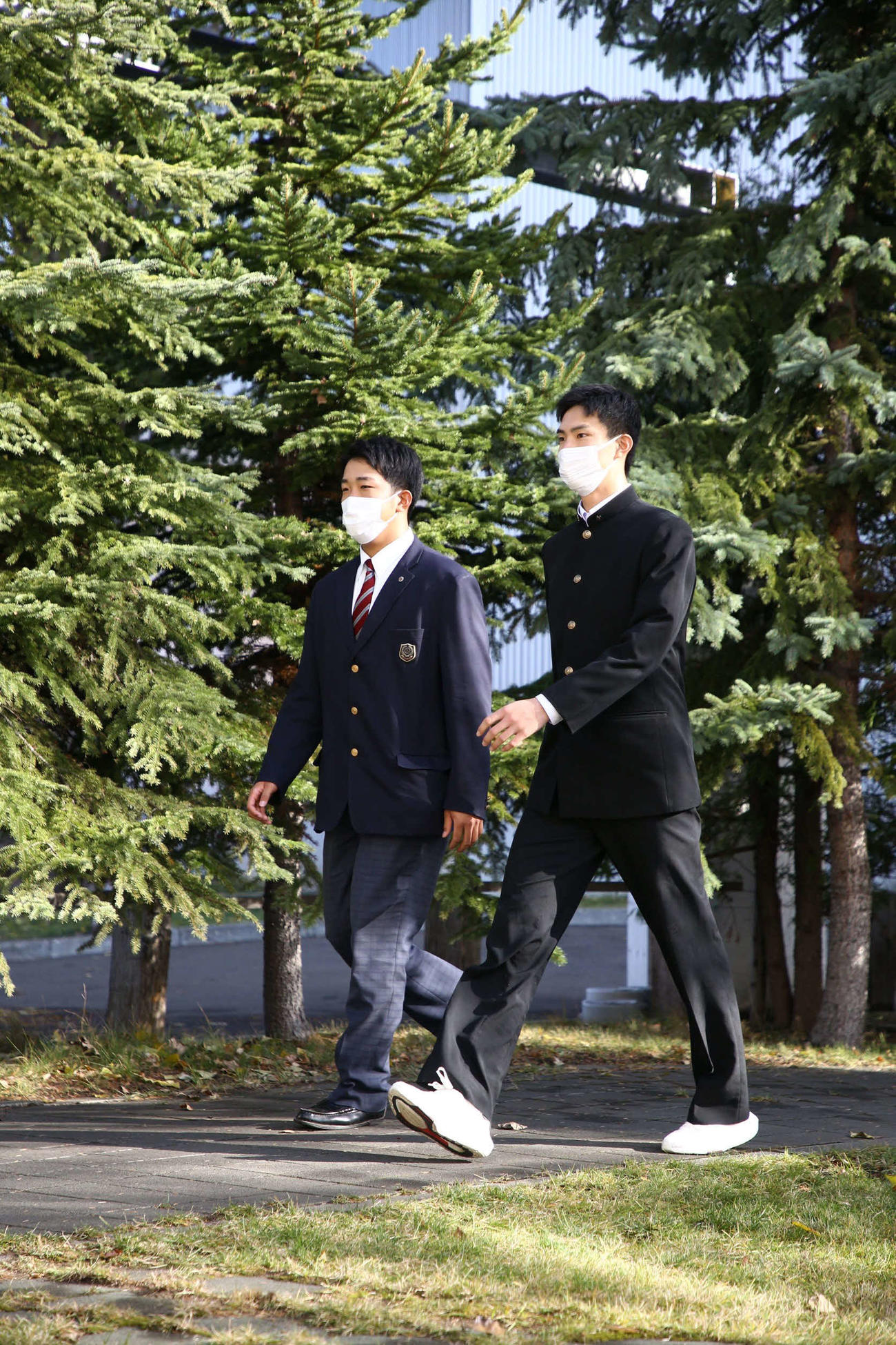 施設見学をするをする千葉学芸・有薗（左）と天理・達（代表撮影）