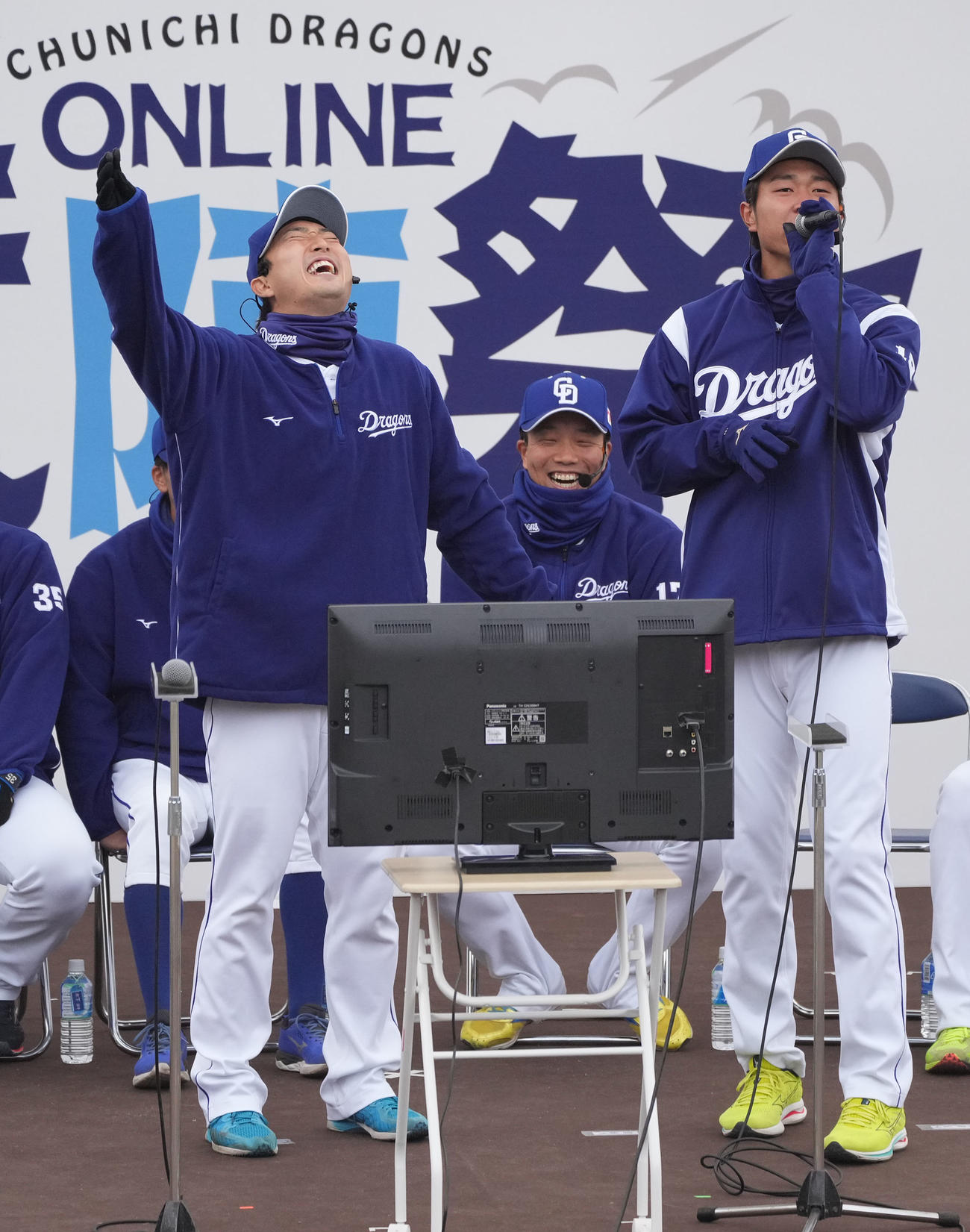 カラオケ対決で熱唱する中日藤嶋（左）と高橋宏（撮影・森本幸一）