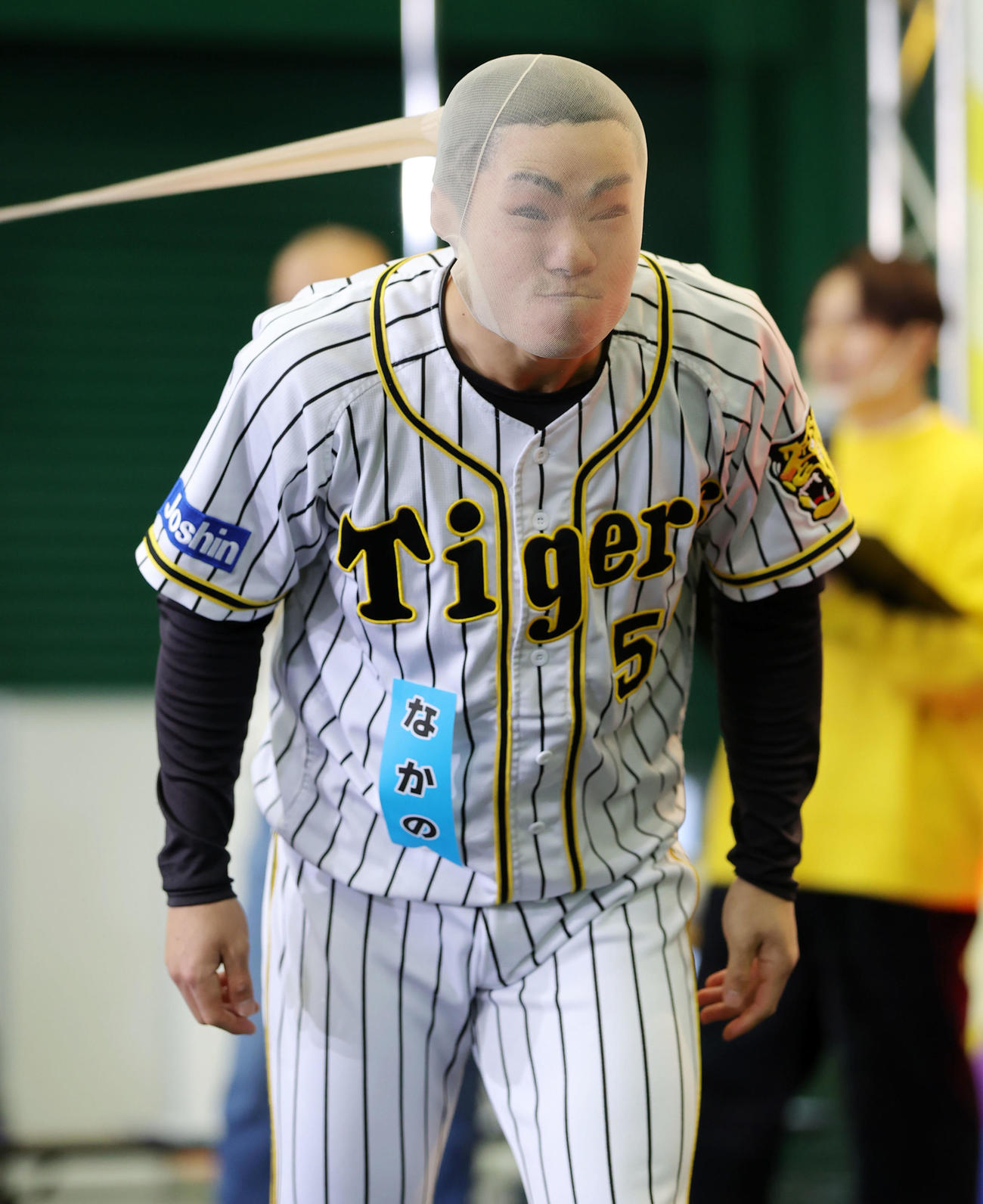 中野は及川とストッキングを引っ張り合う（撮影・前田充）