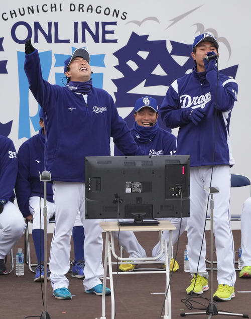 カラオケ対決で熱唱する中日藤嶋（左）と高橋宏（撮影・森本幸一）