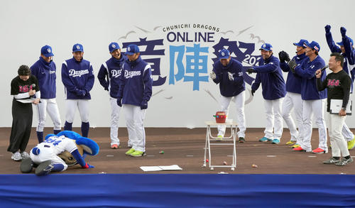 ONLINE竜陣祭で泣きの1回勝負ゲームで逆転勝利に沸く投手チーム（右）と敗れた野手チーム（左）（撮影・森本幸一）