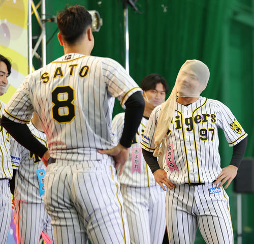 小野寺は佐藤輝（左）はからストッキングを奪い勝利のどや顔（撮影・前田充）