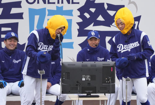 ONLINE竜陣祭に参加しカラオケ対決でレモンのかぶり物を着けて「Lemon」を唄う（前列・左から）土田と岡林（撮影・森本幸一）
