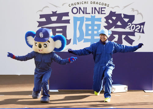 ドアラとパフォーマンスをする高橋宏（右）（撮影・森本幸一）