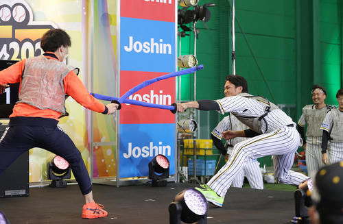 ファン感謝デーで東京五輪のフェンシング男子エペ団体金メダリストの宇山（左）とフェンシング対決する阪神藤浪（撮影・前田充）