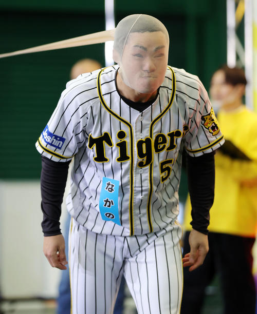 中野は及川とストッキングを引っ張り合う（撮影・前田充）