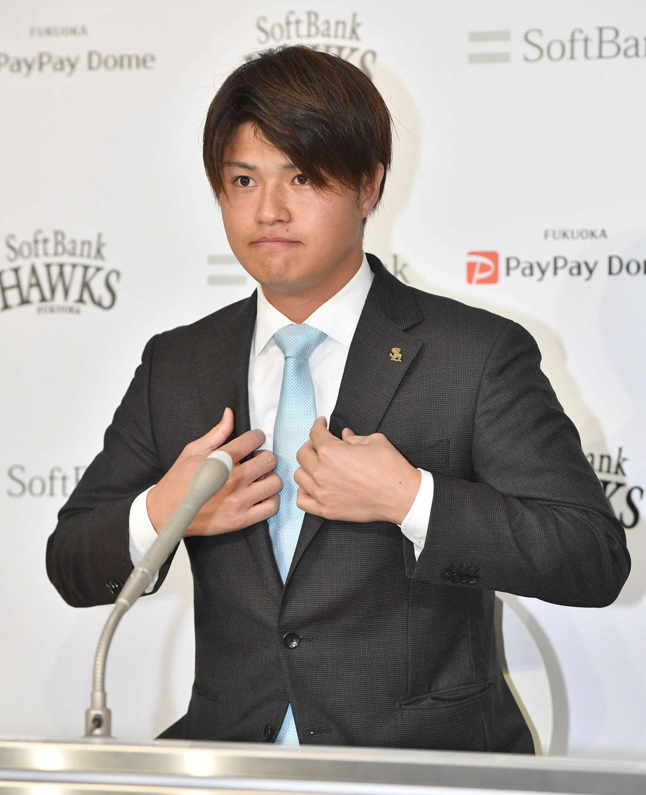 契約更改を終えて会見場の席につく甲斐野（撮影・岩下翔太）