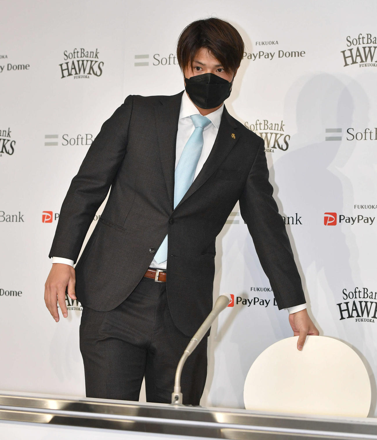 契約更改を終えて会見場の席につく甲斐野（撮影・岩下翔太）