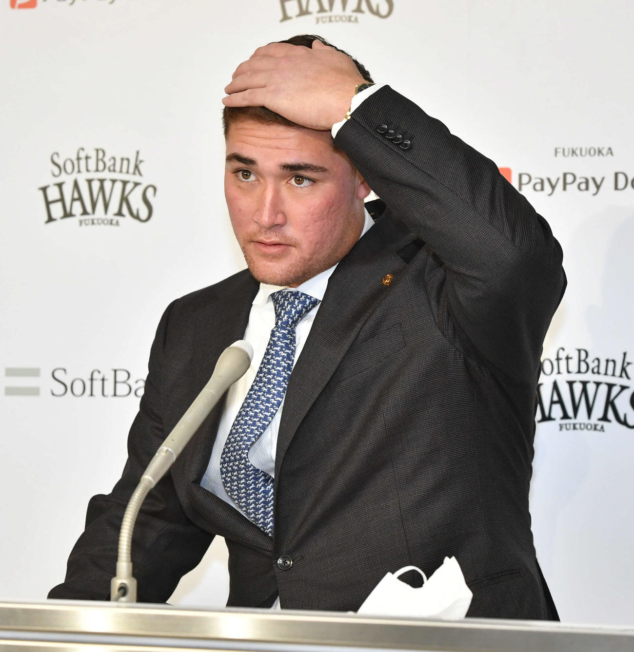 契約更改後の会見開始前に髪型を気にするリチャード（撮影・岩下翔太）