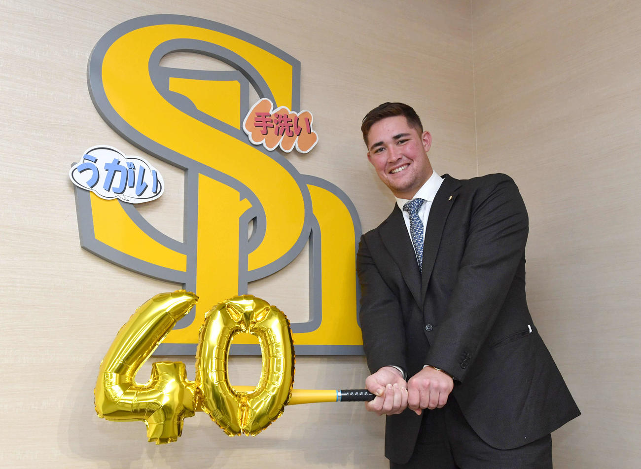 来季は40本塁打を目標に掲げ、笑顔でポーズを決めるリチャード（撮影・岩下翔太）