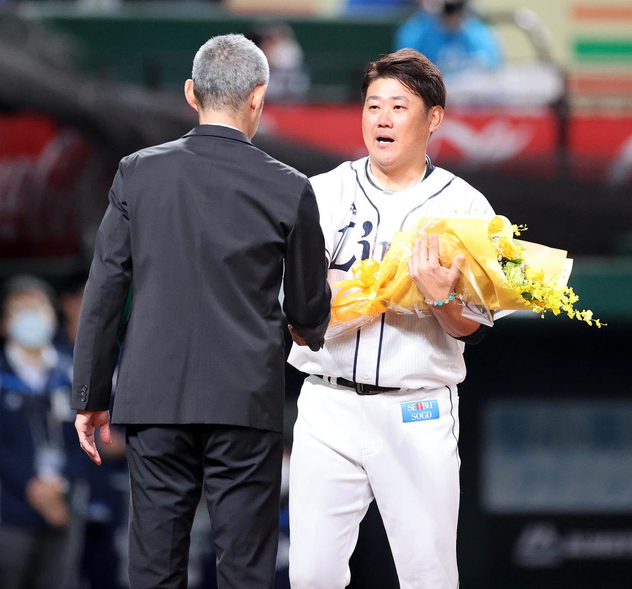 西武ライオンズファンフェスタ後の引退セレモニーで、サプライズで花束贈呈に駆けつけたイチロー（手前）を前に感極まる松坂（撮影・浅見桂子）