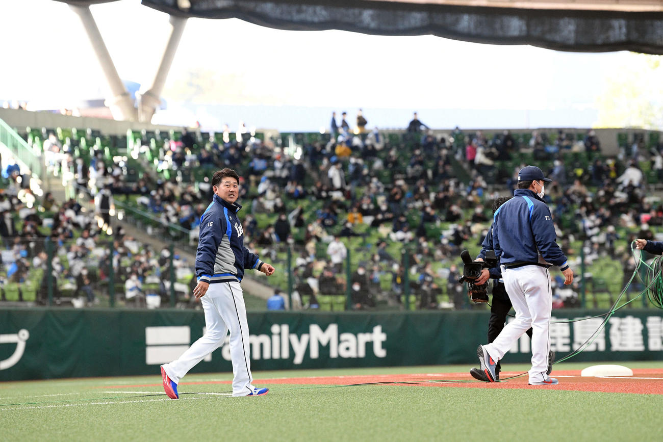 西武ファン感謝イベントのトークショーのためグラウンドに出る西武松坂（左）と松井ヘッドコーチ（撮影・滝沢徹郎）