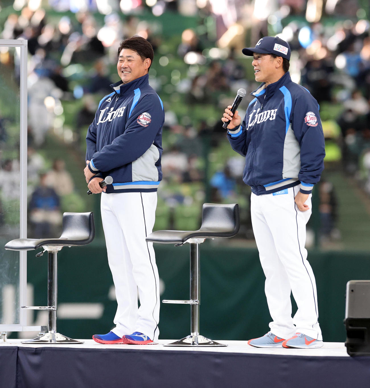 西武ライオンズファンフェスタのトークショーで笑顔を見せる松坂（左）と松井2軍監督（撮影・浅見桂子）