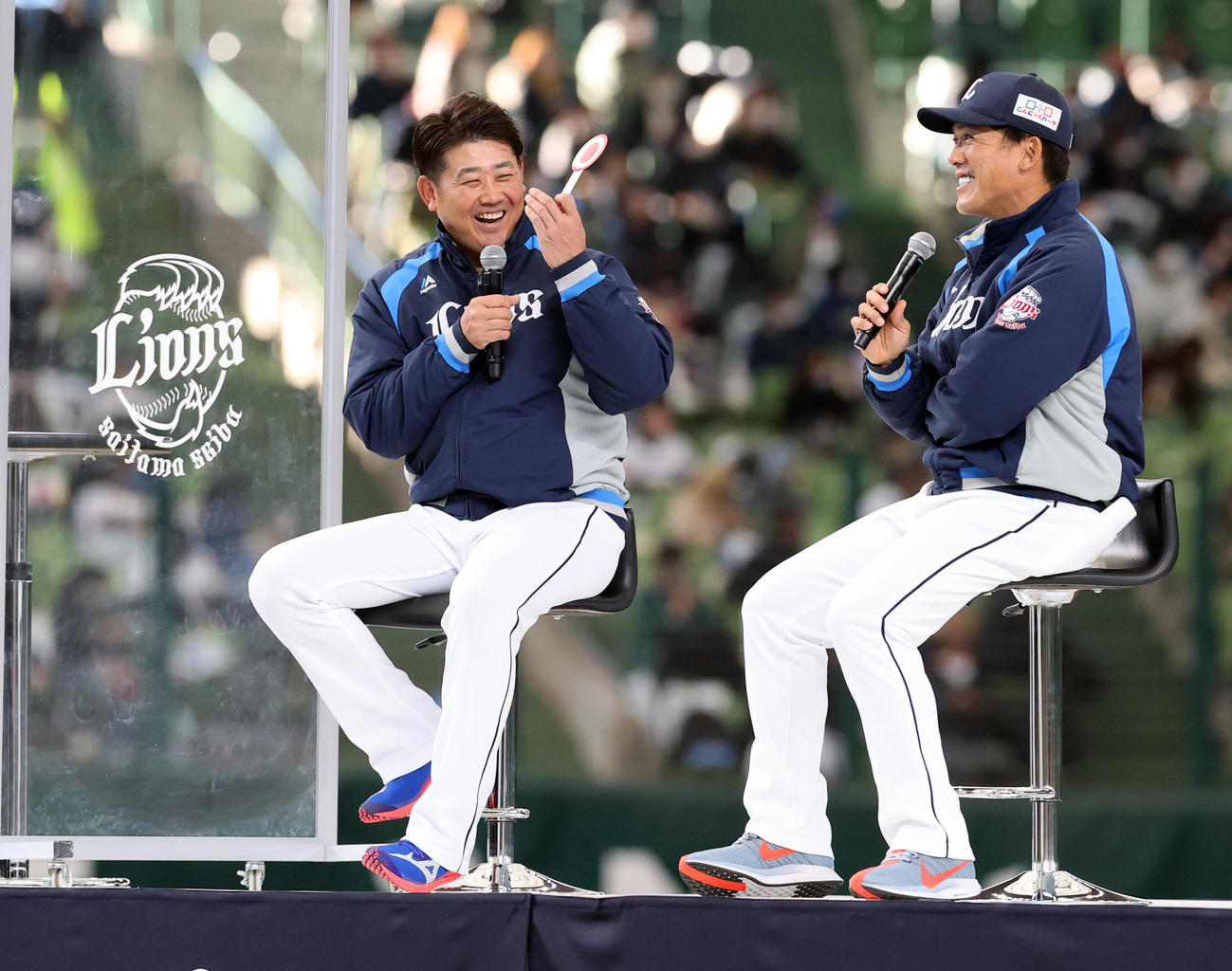 西武ライオンズファンフェスタのトークショーで笑顔を見せる松坂（左）と松井2軍監督（撮影・浅見桂子）
