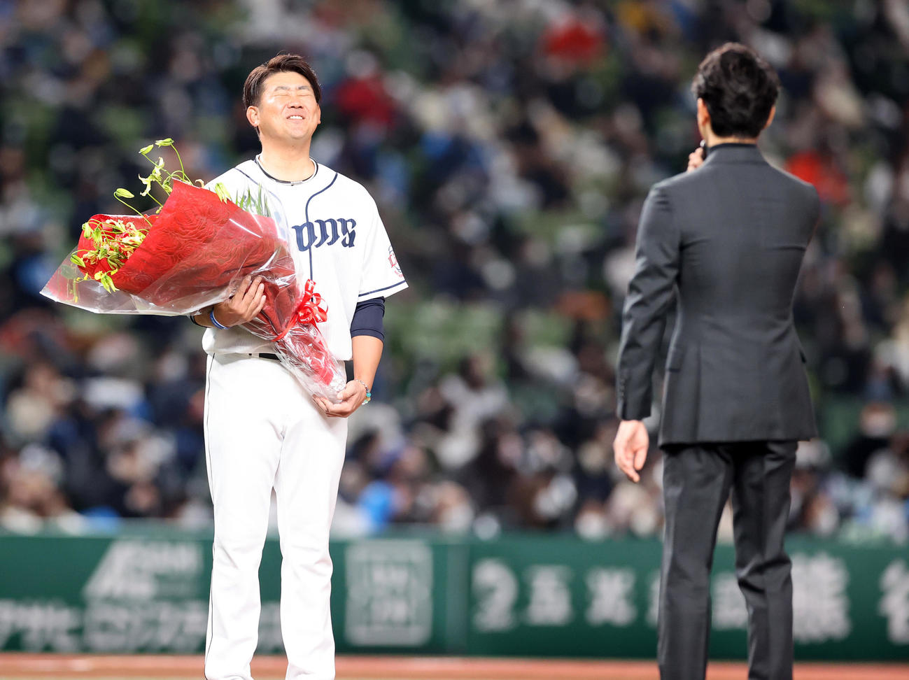 西武ライオンズファンフェスタ後の引退セレモニーで、サプライズで花束贈呈に駆けつけた妻夫木聡（手前）を前に感極まる松坂（撮影・浅見桂子）