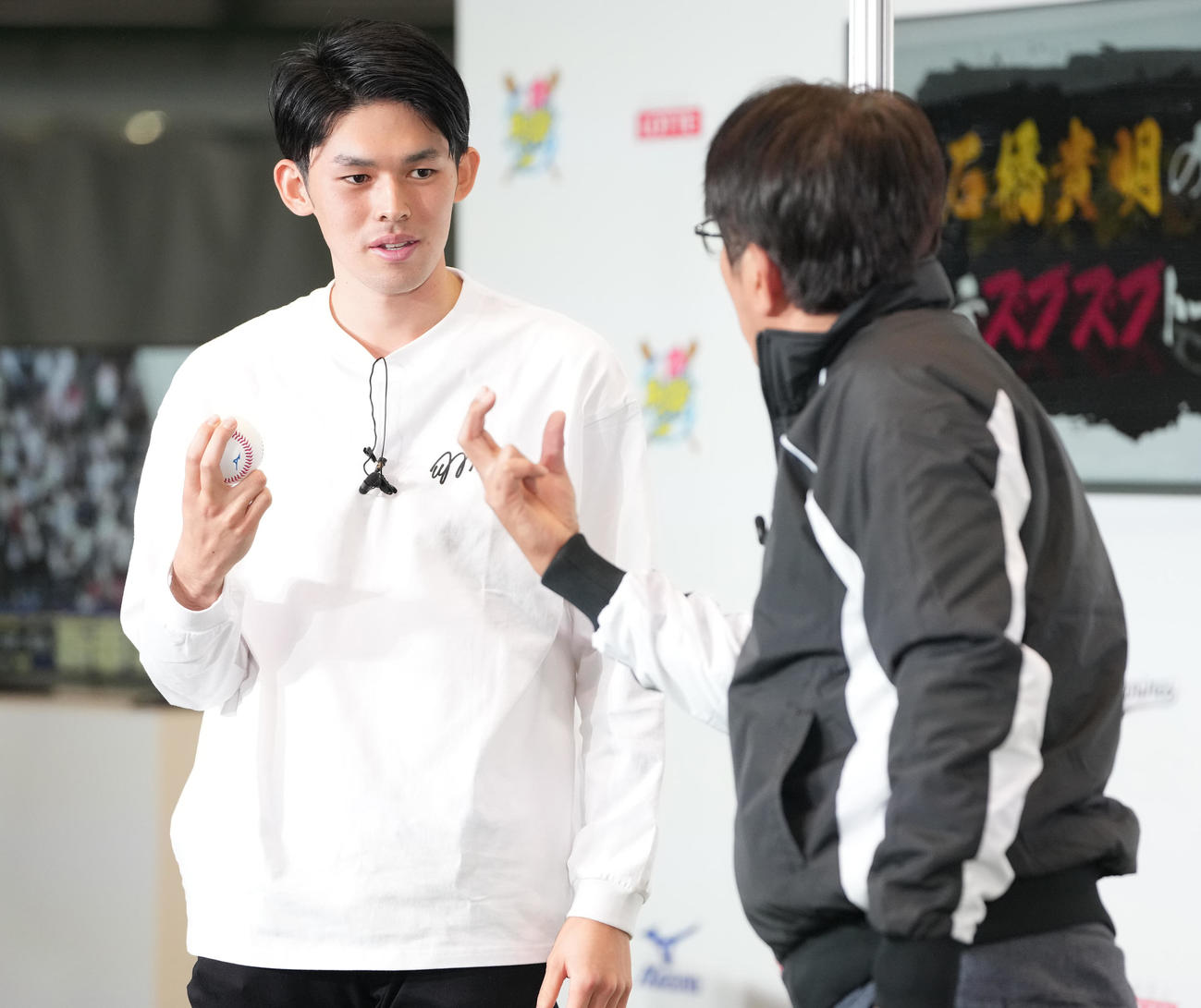 石橋貴明（右）と対談したロッテ佐々木朗（撮影・鈴木みどり）