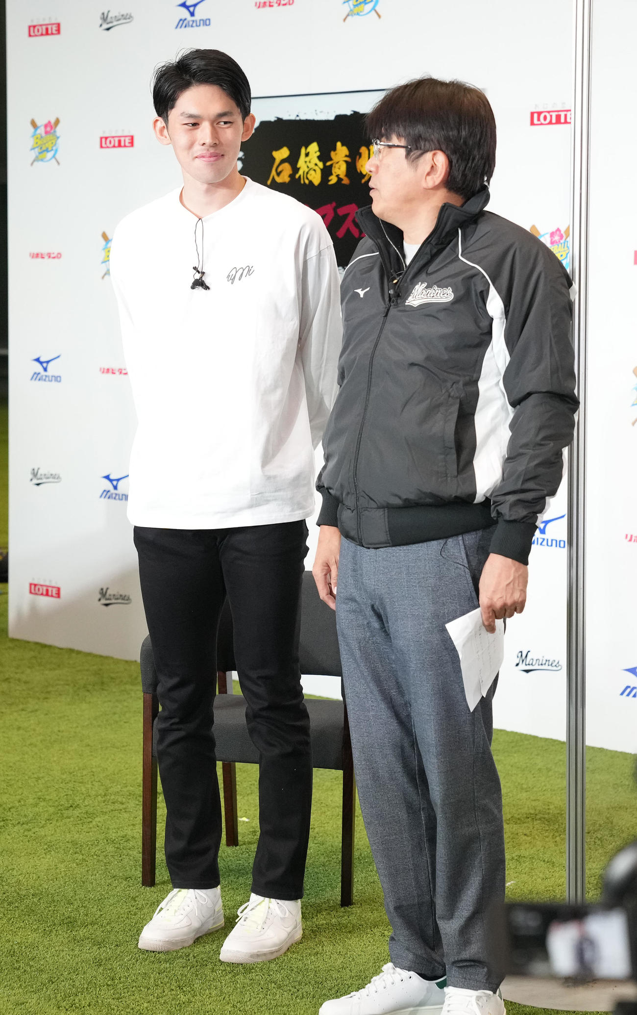 石橋貴明（右）と対談したロッテ佐々木朗（撮影・鈴木みどり）