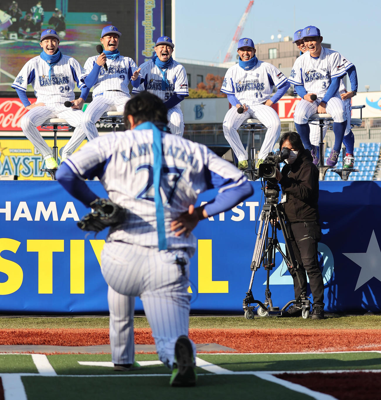DeNA上茶谷（手前）の宮国のモノマネに笑顔を見せる宮崎（中央）ら選手たち（撮影・垰建太）