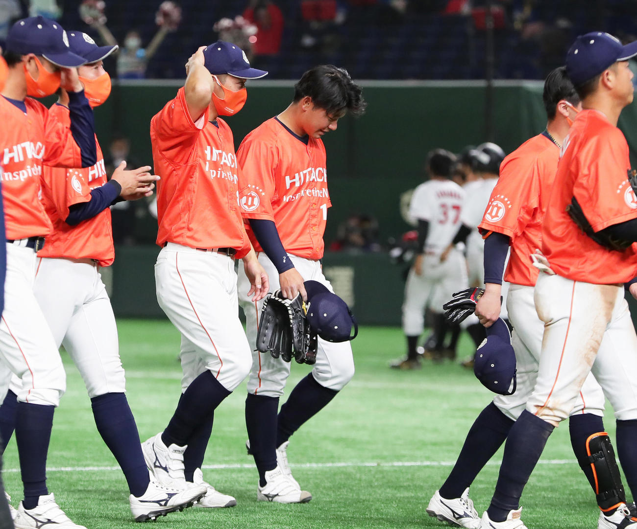 日立製作所対東邦ガス　タイブレークでのサヨナラ負けにがっくりと引き揚げる日立製作所・豊田（中央左）ら（撮影・足立雅史）