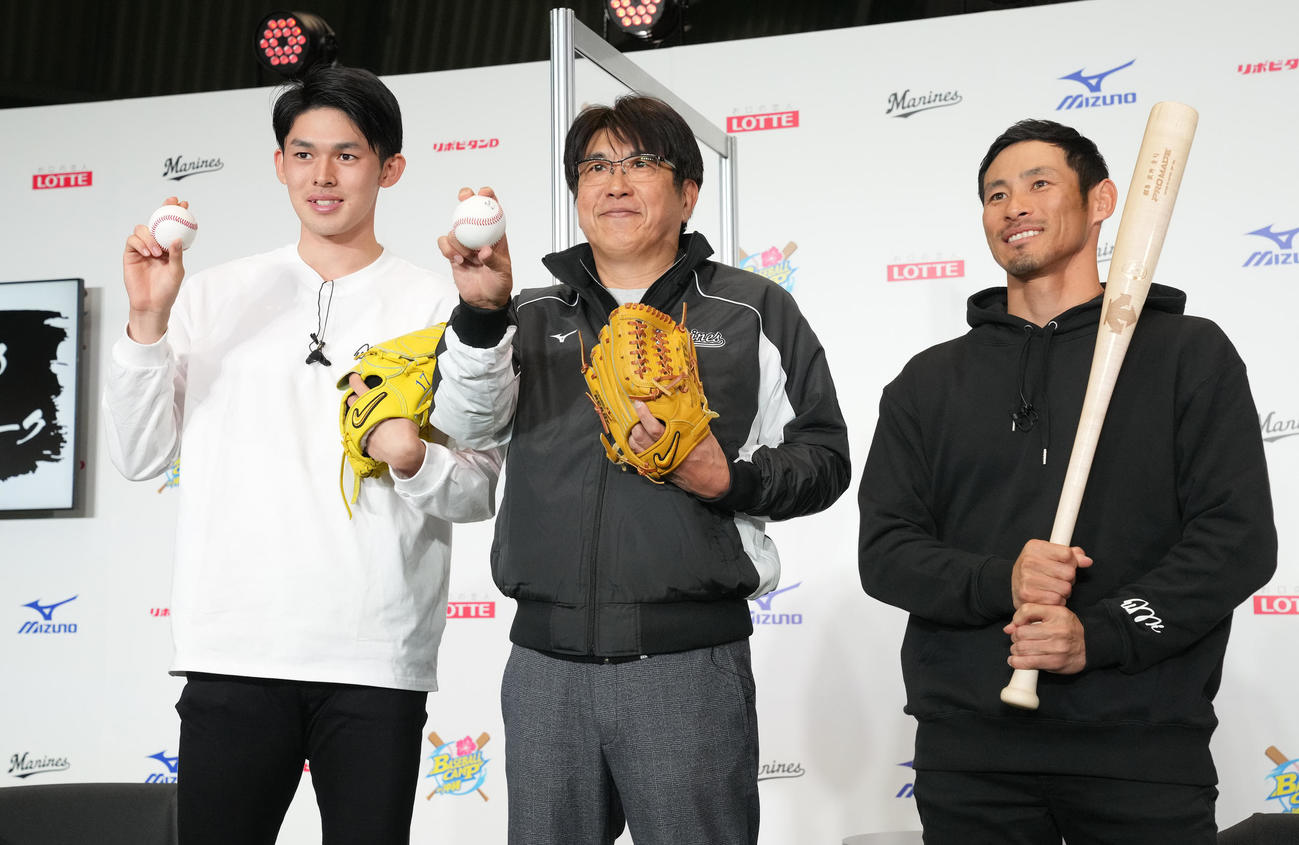 対談後、石橋貴明（中央）と記念撮影するロッテ佐々木朗（左）と荻野（撮影・鈴木みどり）