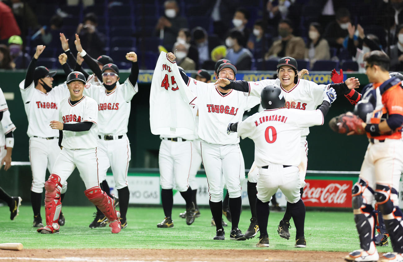 日立製作所対東邦ガス　タイブレークの10回裏東邦ガス1死満塁、若林が押し出し四球を選びサヨナラ勝ち、喜ぶナインら（撮影・足立雅史）