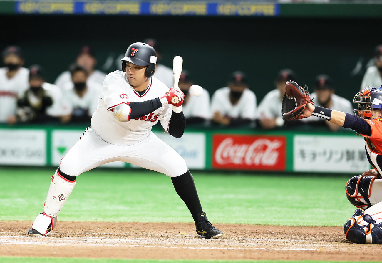 日立製作所対東邦ガス　タイブレークの10回裏東邦ガス1死満塁、若林が押し出し四球を選びサヨナラ勝ちする（撮影・足立雅史）