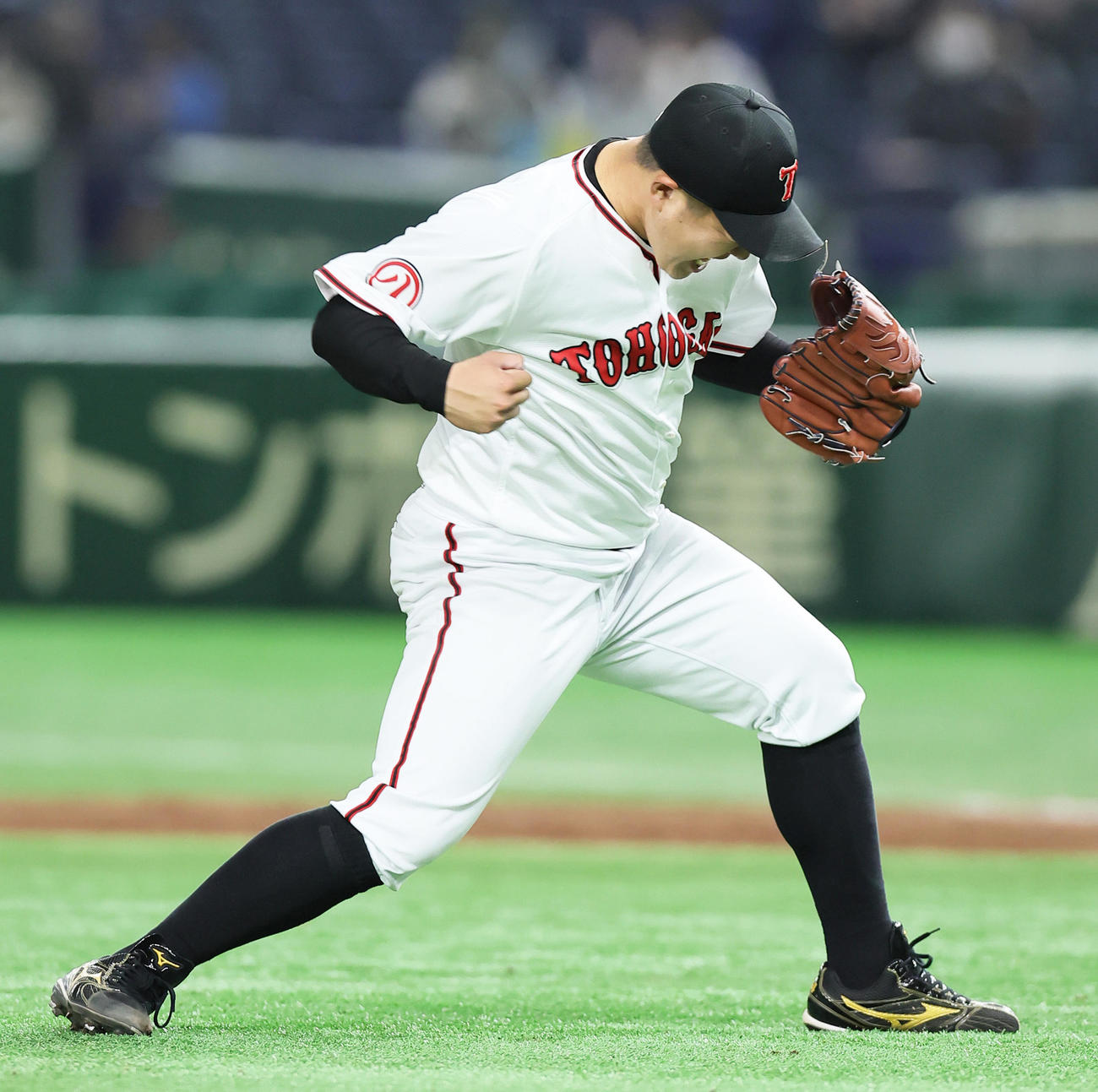 日立製作所対東邦ガス　タイブレークの10回表日立製作所2死満塁、森下を見逃し三振に仕留めガッツポーズする松本（撮影・足立雅史）
