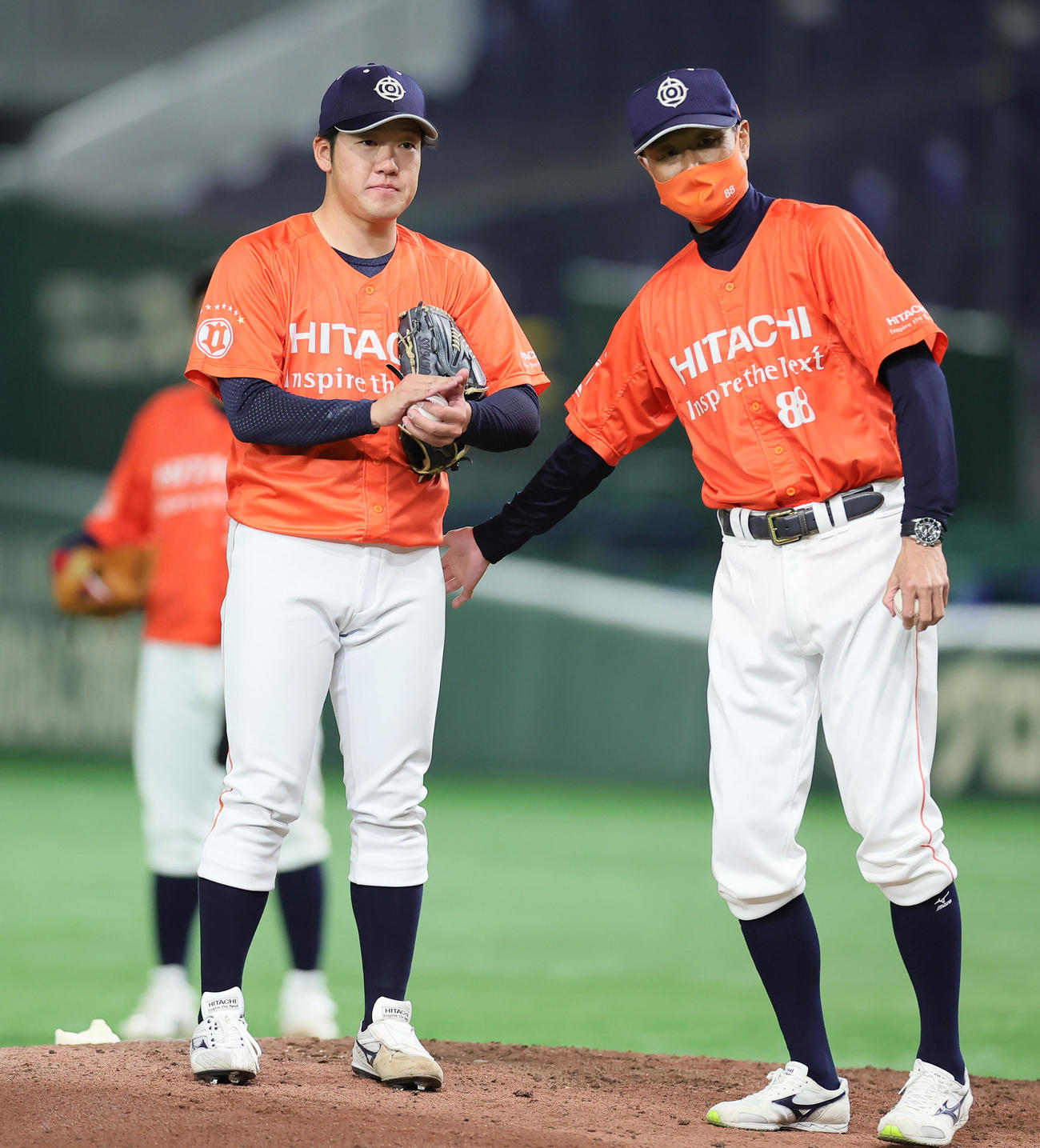 日立製作所対東邦ガス　日立製作所・和久井監督（右）にねぎらわれ7回途中でマウンドを降りる阿部（撮影・足立雅史）