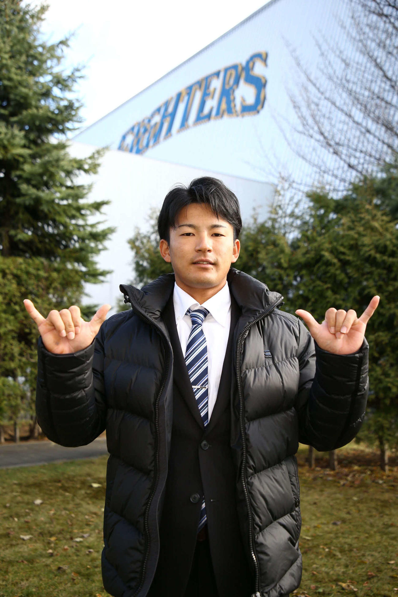 施設見学に訪れビッグボスポーズをするJR四国水野（代表撮影）