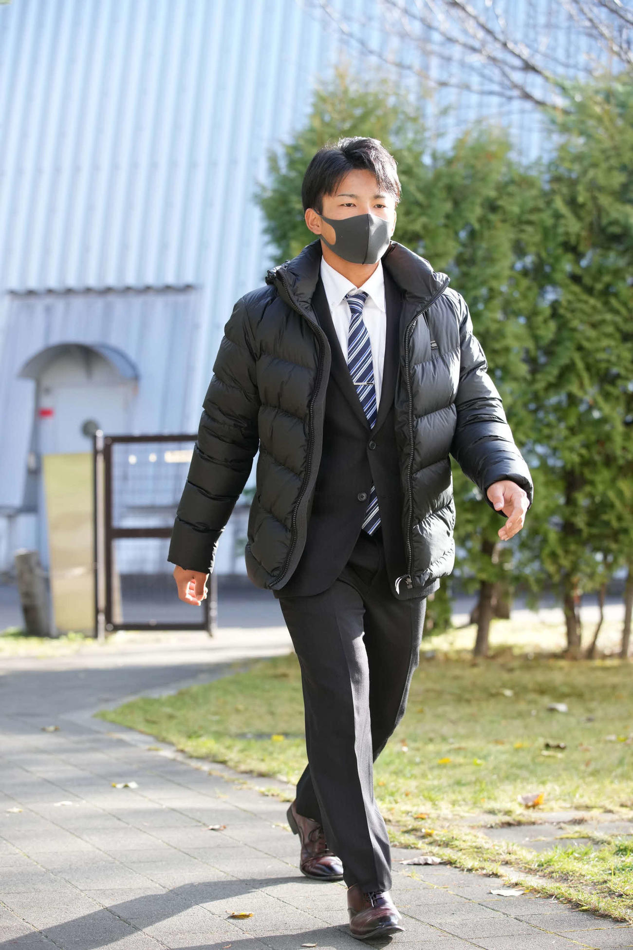 施設見学をするJR四国水野（代表撮影）