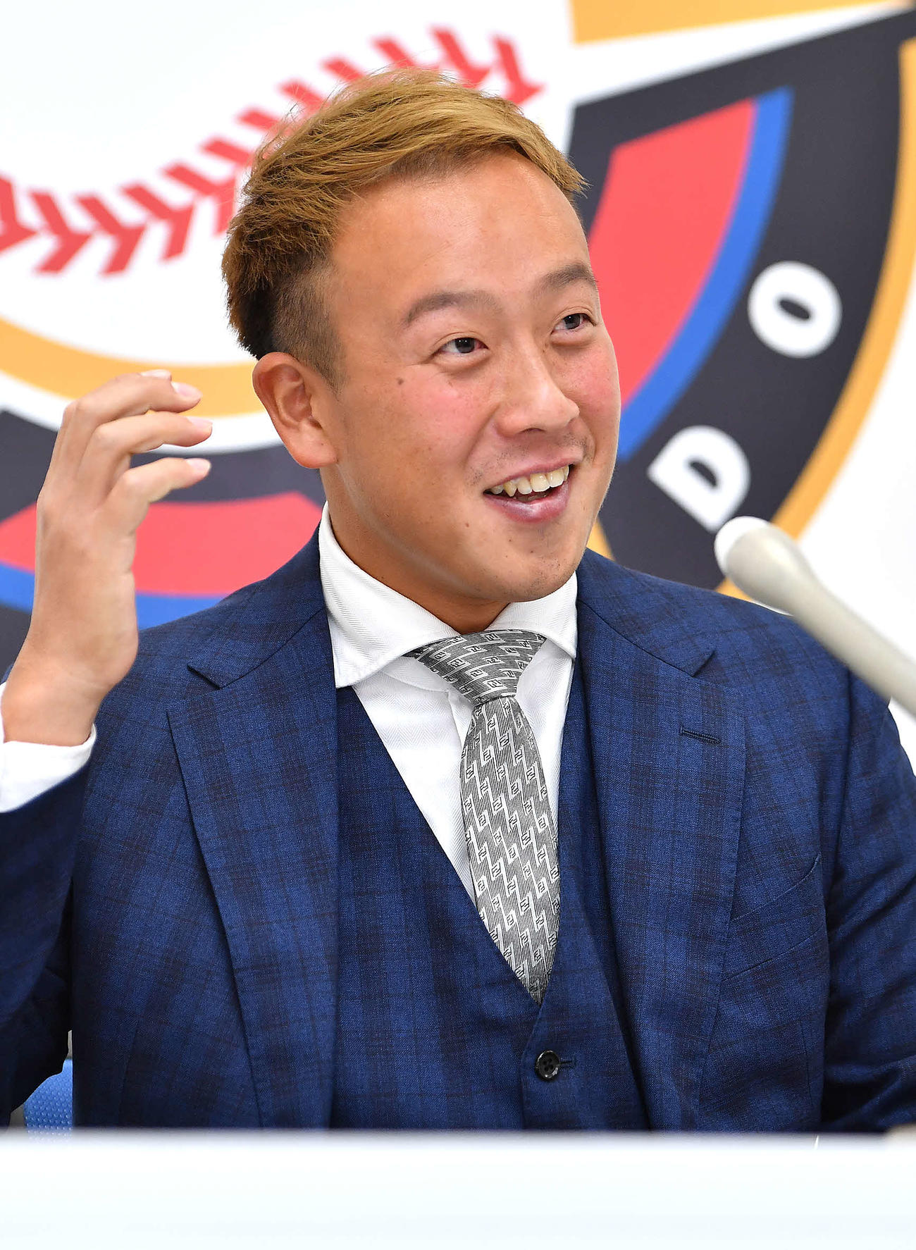 会見の席上、金髪を披露する日本ハム谷川（2021年12月2日撮影）