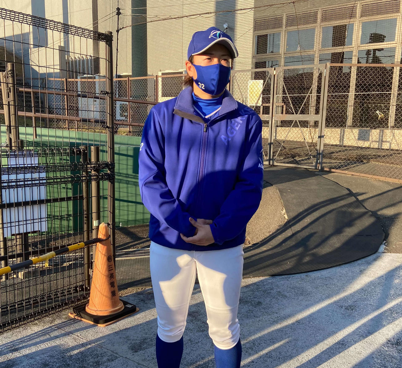 ジャイアンツ球場で行われた女子野球の関東選抜対関西選抜の試合後、取材に応じた川端（撮影・小早川宗一郎）