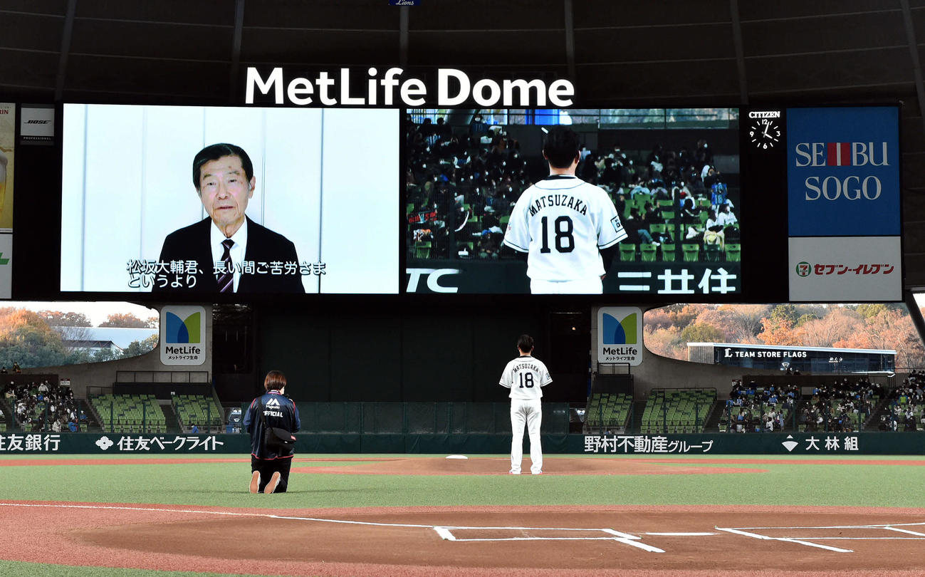 引退セレモニーで横浜高校時代の渡辺元智元監督からのビデオメッセージを見つめる西武松坂（撮影・滝沢徹郎）
