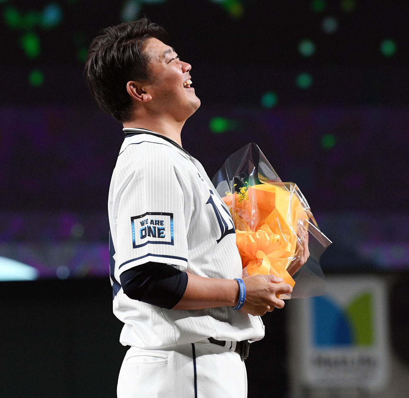 西武松坂は引退セレモニーでサプライズ登場したイチロー氏から花束を受け取り笑顔を見せる（撮影・滝沢徹郎）