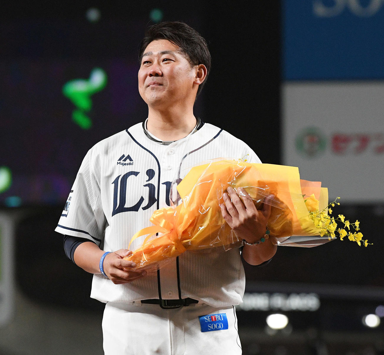西武松坂は引退セレモニーでサプライズ登場したイチロー氏から花束を受け取り男泣きする（撮影・滝沢徹郎）