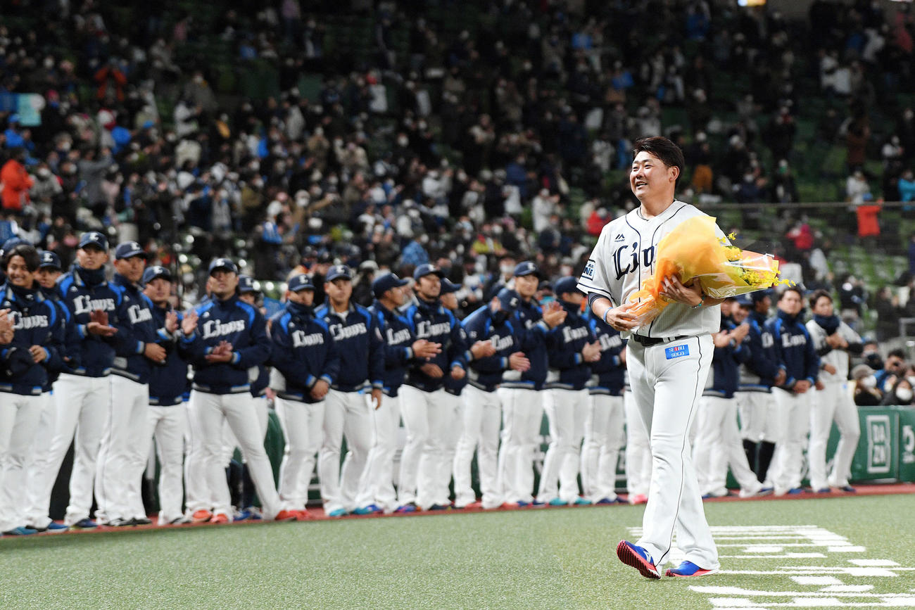 引退セレモニーを終え引き揚げる西武松坂（手前）（撮影・滝沢徹郎）