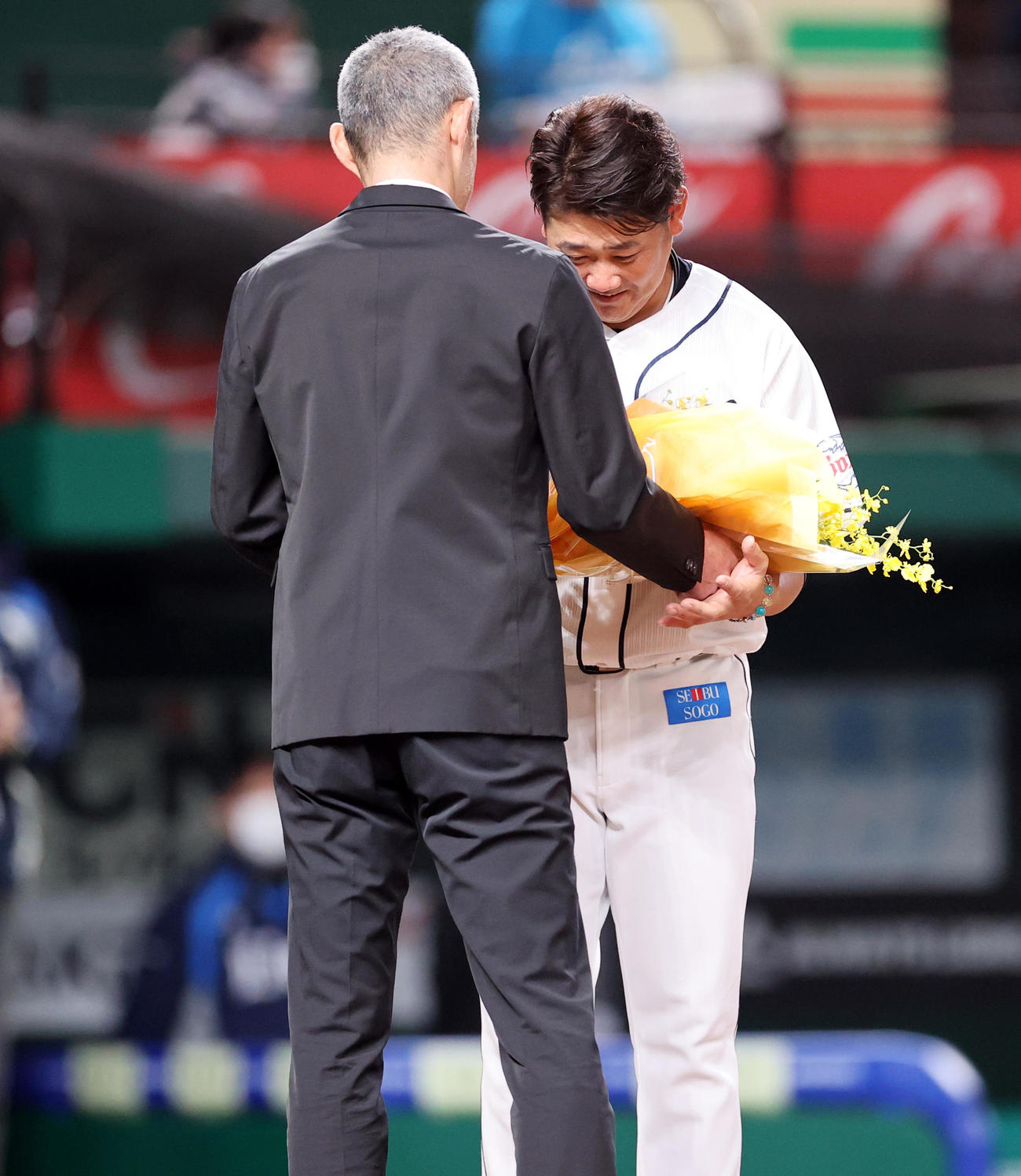 西武ライオンズファンフェスタ後の引退セレモニーで、サプライズで花束贈呈に駆けつけたイチロー（手前）を前に感極まる松坂（撮影・浅見桂子）