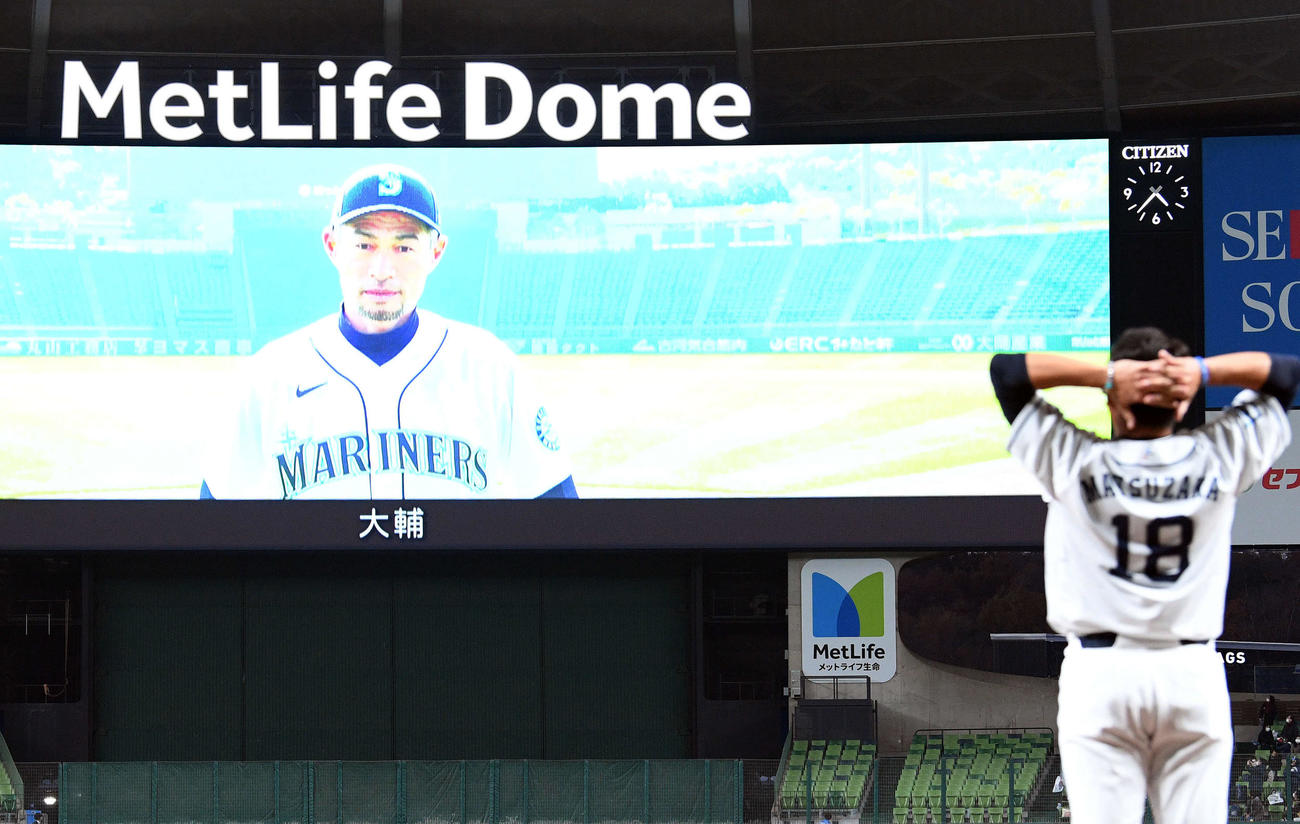 西武松坂（手前）は引退セレモニーでイチロー氏からのサプライズ動画に頭を抱える（撮影・滝沢徹郎）