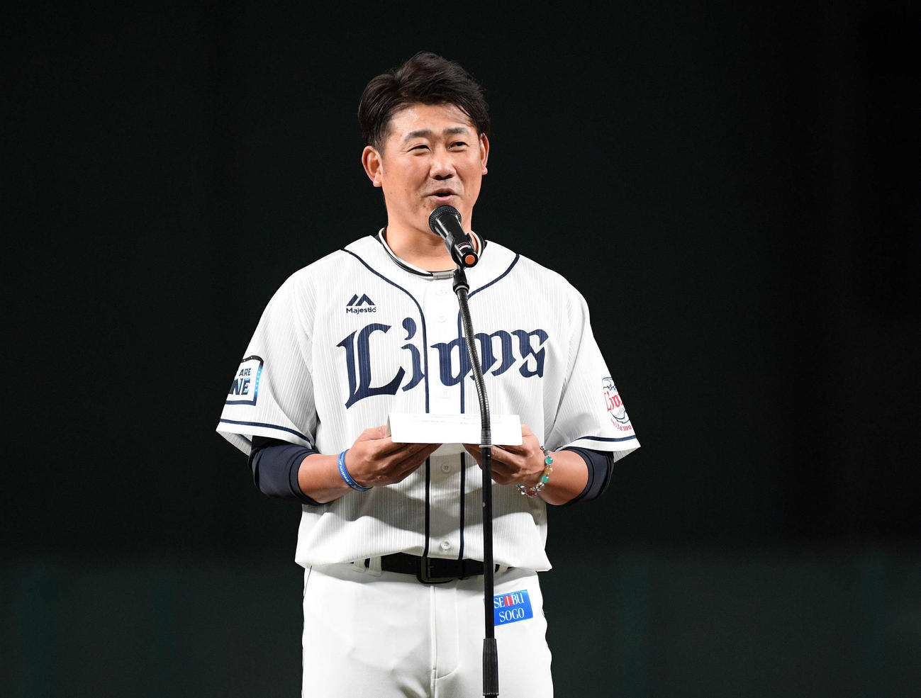 引退セレモニーであいさつする西武松坂（撮影・滝沢徹郎）