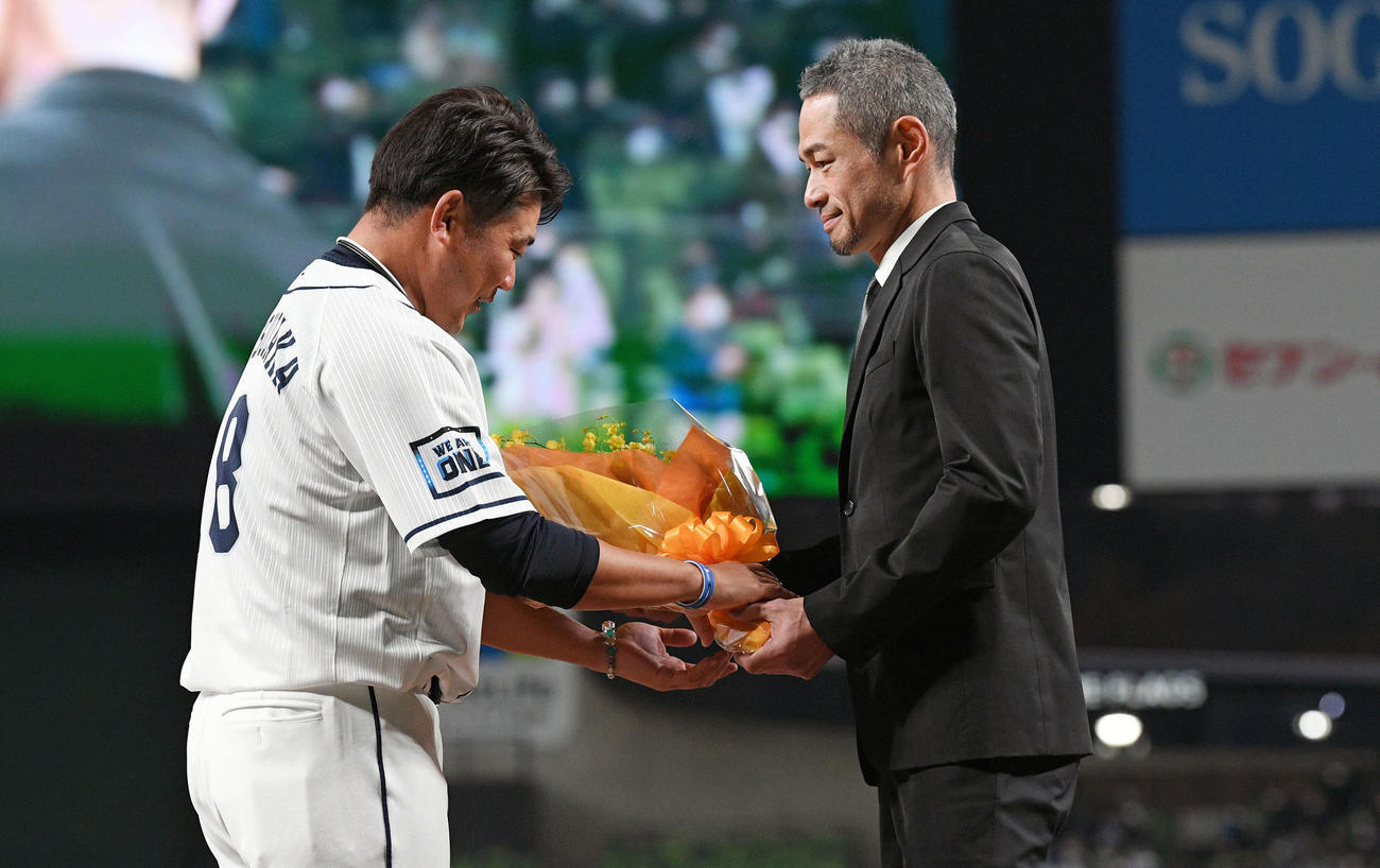 引退セレモニーで西武松坂（左）はサプライズ登場したイチロー氏から花束を受け取る（撮影・滝沢徹郎）