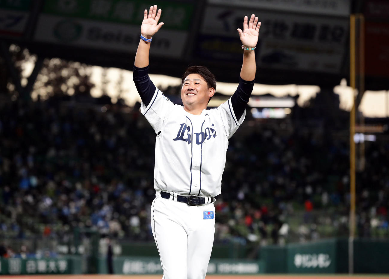 西武ライオンズファンフェスタ後の引退セレモニーで手をふりながら場内1周する松坂（撮影・浅見桂子）