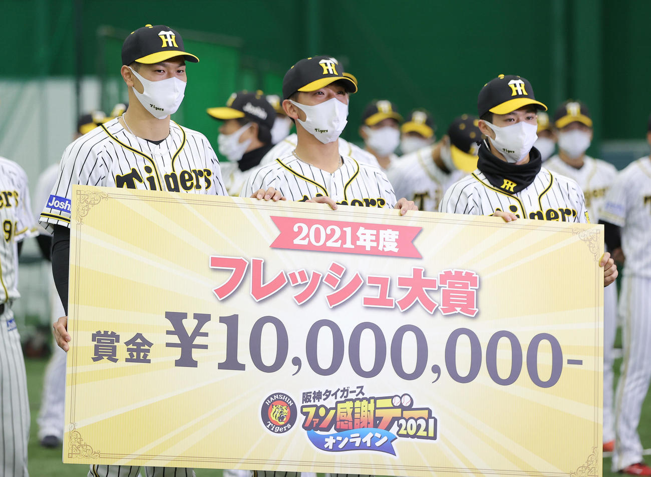 矢野監督から今年のフレッシュ大賞に選ばれた、左から佐藤輝、伊藤将、中野（撮影・前田充）