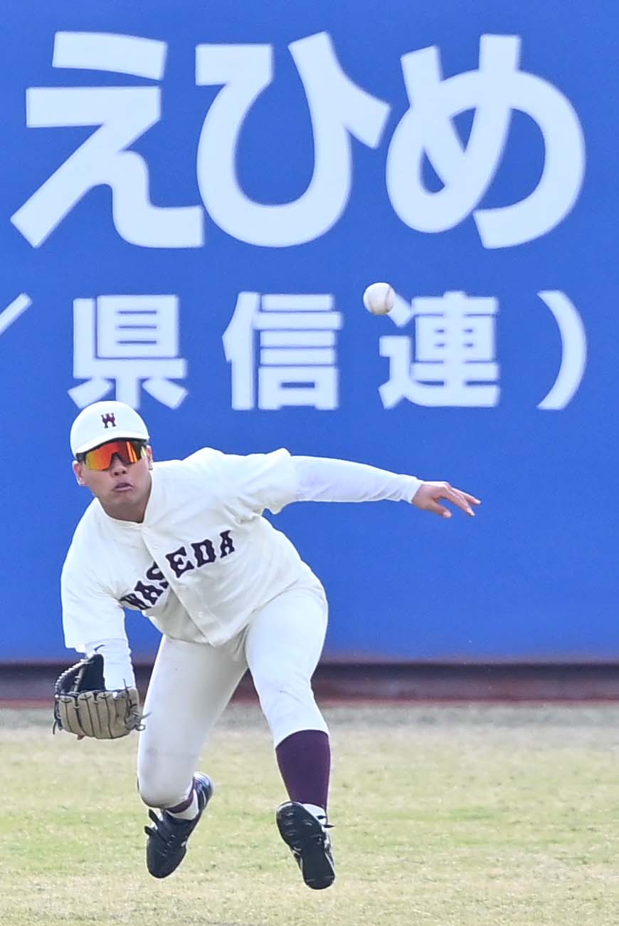 練習試合で慶大・下山悠介の右飛を好捕する早大・蛭間（撮影・上田博志）