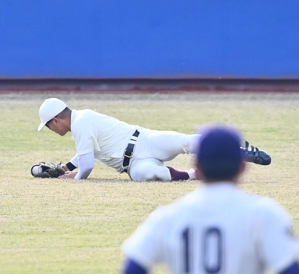 練習試合で慶大・下山悠介の右飛を好捕する早大・蛭間（撮影・上田博志）