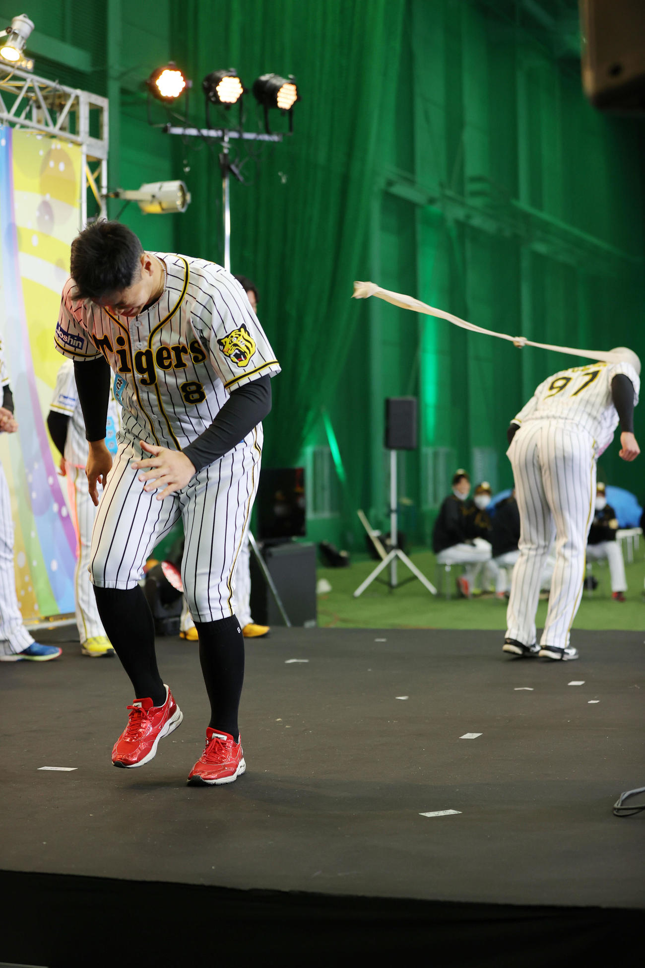 小野寺（右）と対決した佐藤輝はストッキングをかぶって引っ張り合ったが…（撮影・前田充）