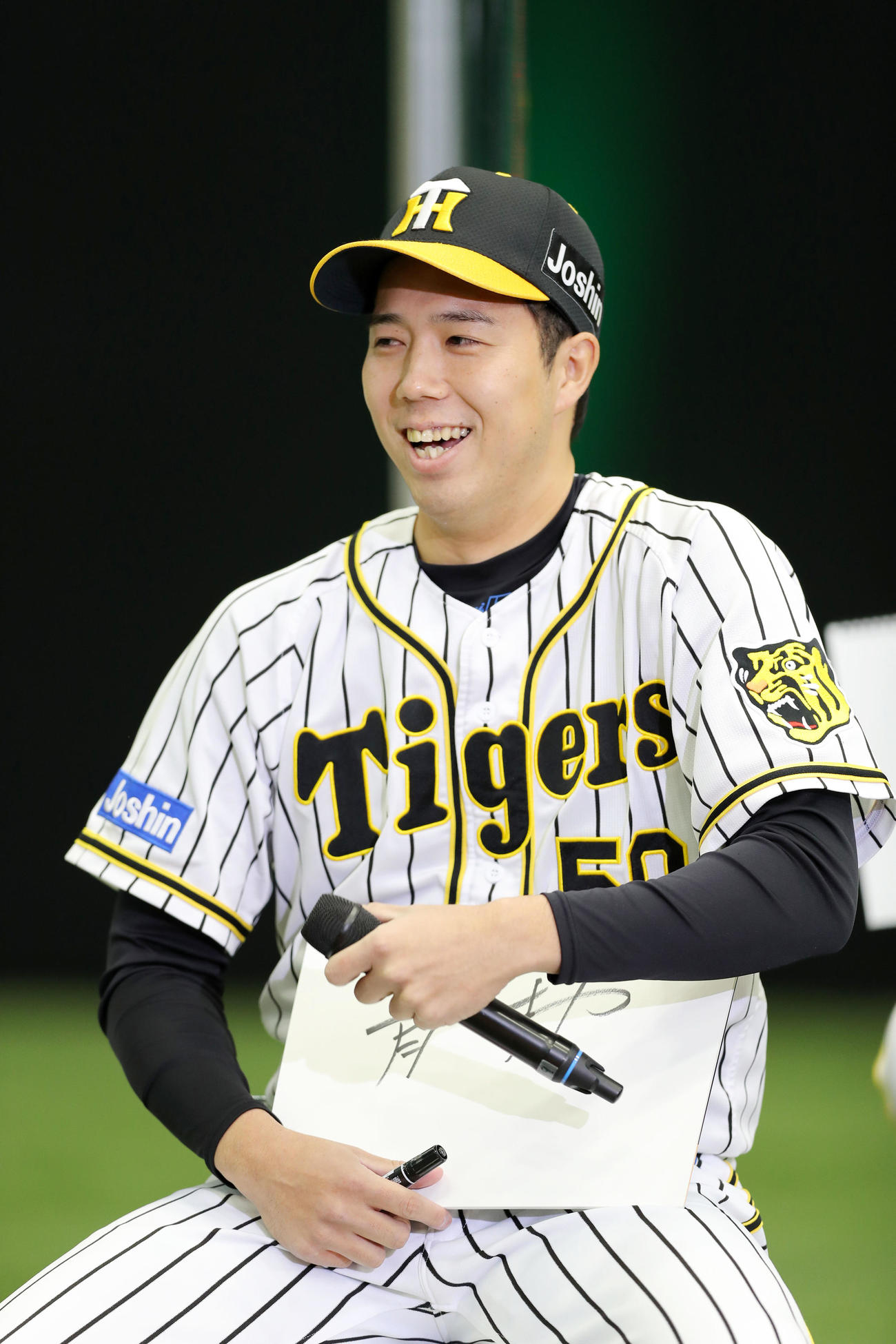 ファン感謝デーで笑顔を見せる青柳（撮影・前田充）