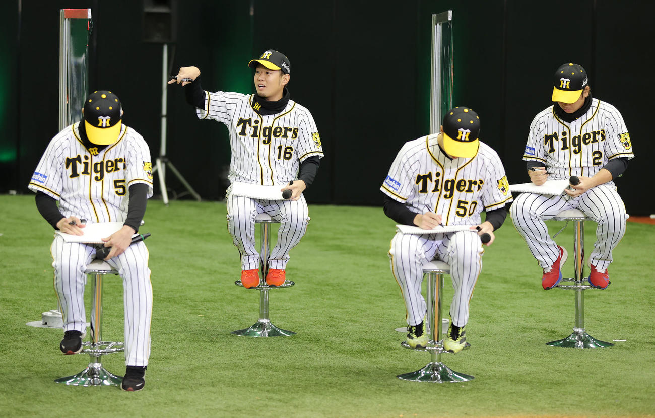 トークを展開する西勇（左から2人目）。左は近本、右から梅野、青柳（撮影・前田充）