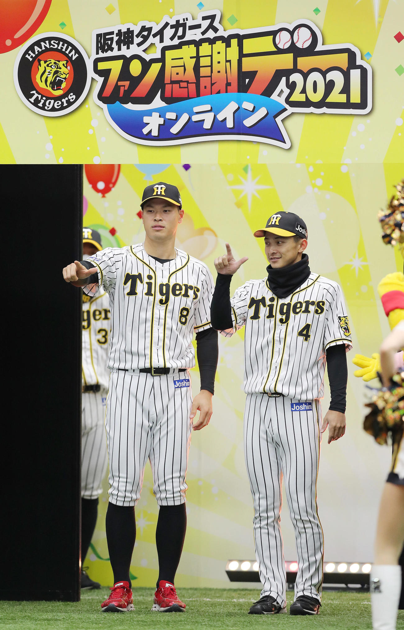 ファン感謝デーで入場する阪神佐藤輝（左）と熊谷（撮影・前田充）